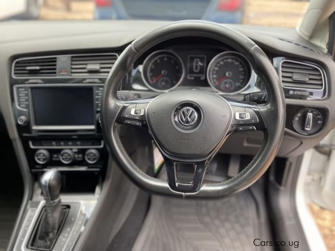 
								Volkswagen Golf full									