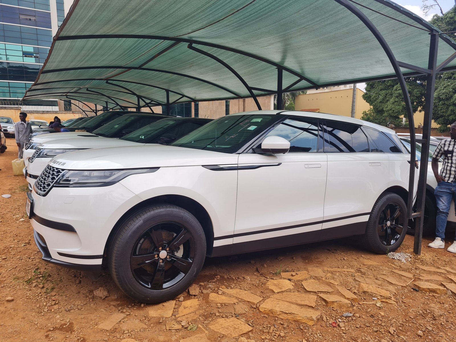 
								2018 Land Rover Range Rover Velar P250 R-Dynamic SE full									